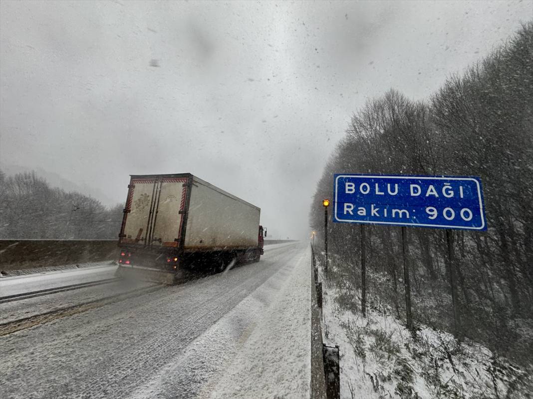 Beklenen kar yağışı başladı, trafik aksıyor 2